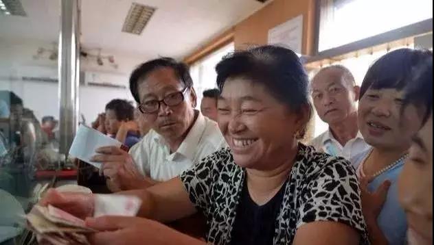 官方宣布：下个月，农民办了3个证，就能领公粮补偿20年？